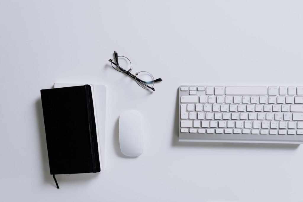 minimalist desk